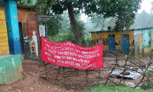 Chaibasa: मनोहरपुर में  नक्सलियों ने लगाए बैनर-पोस्टर