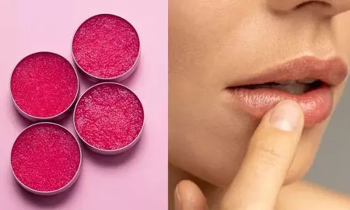 मुलायम, सुस्वादु होंठों के लिए घर पर DIY गुलाब लिप बाम कैसे बनाएं? मुलायम, सुस्वादु होंठों के लिए घर पर DIY गुलाब लिप बाम कैसे बनाएं?