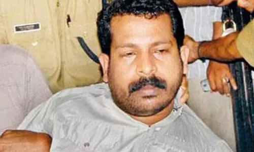 Kerala : टीपी चंद्रशेखरन हत्याकांड का आरोपी हिरासत में शराब पीते पकड़ा गया Kerala : टीपी चंद्रशेखरन हत्याकांड का आरोपी हिरासत में शराब पीते पकड़ा गया