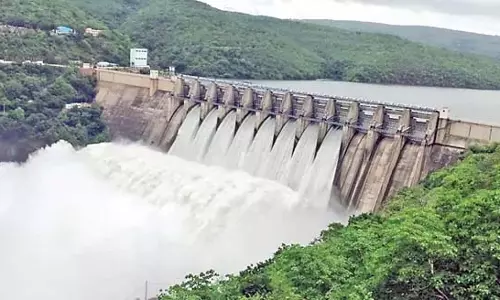 Andhra : श्रीशैलम जलाशय में बाढ़ जारी