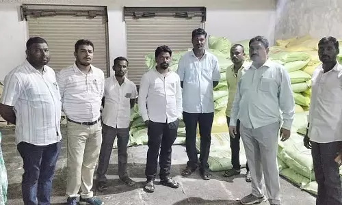 Jewargi : कृषि अधिकारियों ने स्टॉक की दुकान पर छापा मारा Jewargi : कृषि अधिकारियों ने स्टॉक की दुकान पर छापा मारा