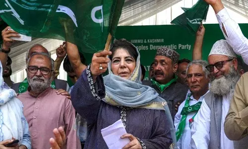 सत्तारूढ़ नेशनल कॉन्फ्रेंस आलोचनाओं के घेरे में, महबूबा ने PDP की वापसी का रास्ता तैयार किया