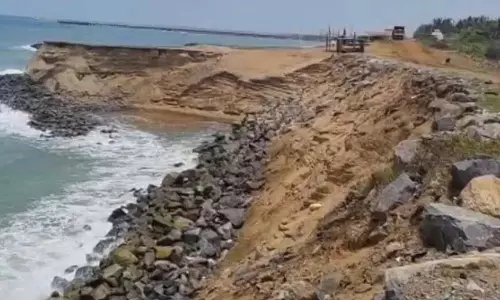 गंजम में आर्यपल्ली समुद्र तट का कटाव लगातार बदतर होता जा रहा है गंजम में आर्यपल्ली समुद्र तट का कटाव लगातार बदतर होता जा रहा है