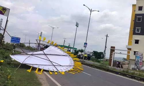 Kothagudem में सड़कों के पास लगे फ्लेक्स बैनर लोगों की जान के लिए खतरा