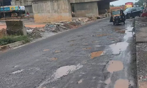 जर्जर सड़क: यातायात में कठिनाई जर्जर सड़क: यातायात में कठिनाई