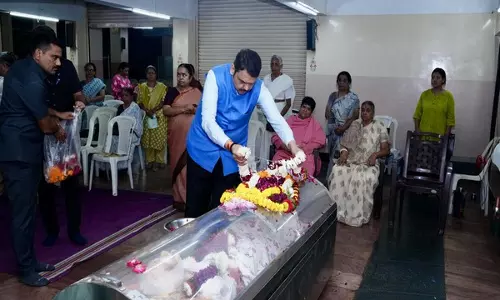 देवेन्द्र फड़णवीस ने नागपुर में प्रमिला ताई मेधे के पार्थिव शरीर को श्रद्धांजलि अर्पित की