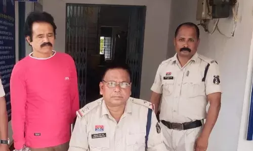 खतरनाक कुत्ते रखकर घर अंदर अवैध कारोबार,  सट्टेबाज अरेस्ट