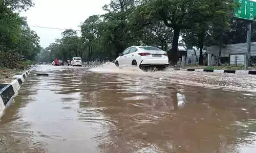मध्यम बारिश से पारा गिरा, Chandigarh की सड़कें जलमग्न