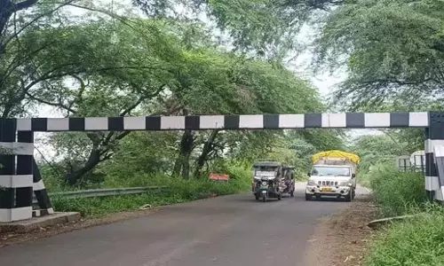 संशोधित पिकअप के बैरियर से टकराने से 3 तीर्थयात्रियों की मौत, 5 घायल संशोधित पिकअप के बैरियर से टकराने से 3 तीर्थयात्रियों की मौत, 5 घायल