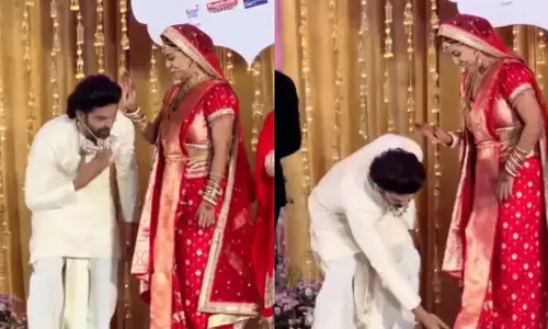 मुंबई में इवेंट के दौरान भावुक हुए गुरमीत, पत्नी देबिना के छुए पैर