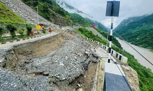 भारी बारिश के बाद जमीन धंसने से Kiratpur-Manali राजमार्ग क्षतिग्रस्त