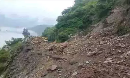 Mandi और कुल्लू के बीच पंडोह के पास भूस्खलन से चंडीगढ़-मनाली राजमार्ग अवरुद्ध