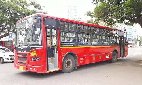 तुर्भे में सड़क हादसा, NMMT बस की टक्कर से 6 पैदल यात्री जख्मी तुर्भे में सड़क हादसा, NMMT बस की टक्कर से 6 पैदल यात्री जख्मी