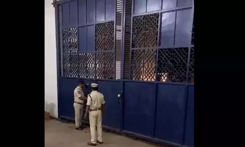 Andhra: नाबालिग लड़के ने राजमुंदरी केंद्रीय कारागार के ऊपर ड्रोन उड़ाया Andhra: नाबालिग लड़के ने राजमुंदरी केंद्रीय कारागार के ऊपर ड्रोन उड़ाया