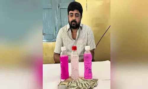 ACB ने 4 हजार रुपए की रिश्वत लेते पकड़ा