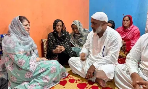 Mehbooba Mufti ने परवेज के परिवार से मुलाकात की, निष्पक्ष जांच की मांग की Mehbooba Mufti ने परवेज के परिवार से मुलाकात की, निष्पक्ष जांच की मांग की