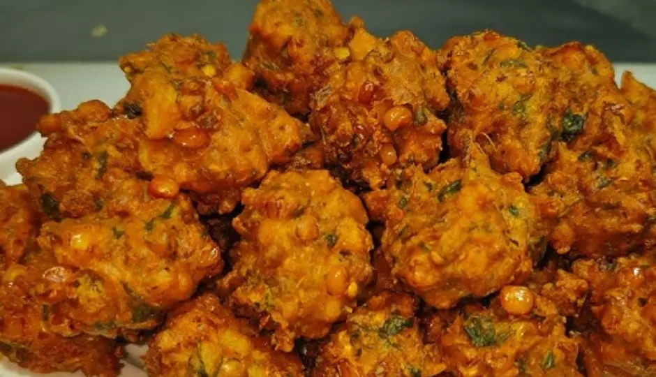 Bhutte ke Pakora: बरसात की बूंदों के बीच मिल जाए इस चटपटी डिश