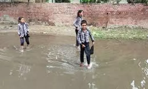 Tohana: स्कूल के बाहर जलजमाव, दीवार फांद रहे छात्र Tohana: स्कूल के बाहर जलजमाव, दीवार फांद रहे छात्र