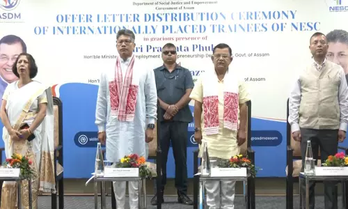 असम के मंत्री पीयूष हजारिका ने गुवाहाटी में उत्तर-पूर्व कौशल विकास केंद्र के प्रशिक्षुओं को प्रस्ताव पत्र वितरित किए असम के मंत्री पीयूष हजारिका ने गुवाहाटी में उत्तर-पूर्व कौशल विकास केंद्र के प्रशिक्षुओं को प्रस्ताव पत्र वितरित किए