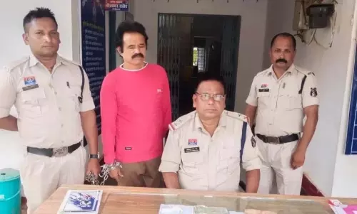 फिल्मी अंदाज़ में सट्टेबाज की गिरफ्तारी, पुलिस पर छोड़े चार पालतू कुत्ते, लेकिन नहीं चली आरोपी की चाल