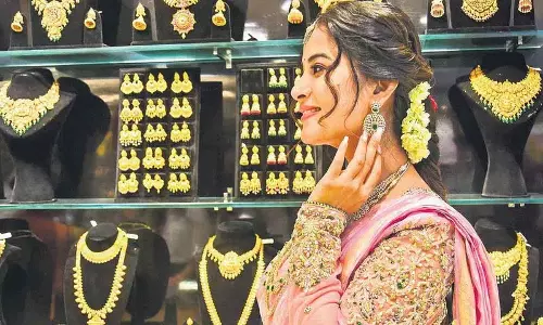 सोना खरीदने वालों के लिए खुशखबरी.. फिर कितनी गिर गई कीमत?