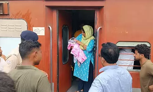 घर लौटते समय रास्ते में उसे अचानक प्रसव पीड़ा शुरू हो गई और वह चलती ट्रेन में बेहोश हो गई। घर लौटते समय रास्ते में उसे अचानक प्रसव पीड़ा शुरू हो गई और वह चलती ट्रेन में बेहोश हो गई।