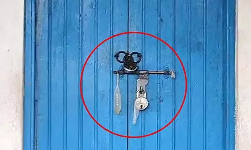 दरवाजे पर कंडोम और बालकनी पर नशीली दवाएं देखकर स्कूल प्रशासन हैरान
