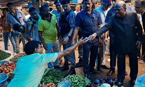 दुर्गापुर बाजार में सब्जियां खरीदते समय राज्यपाल ने क्या कहा? दुर्गापुर बाजार में सब्जियां खरीदते समय राज्यपाल ने क्या कहा?