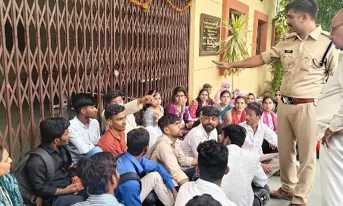 एड परीक्षा परिणामों पर बवाल, मंडलेश्वर में ABVP का विरोध प्रदर्शन एड परीक्षा परिणामों पर बवाल, मंडलेश्वर में ABVP का विरोध प्रदर्शन