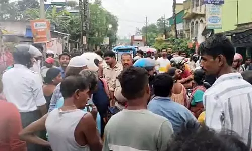 भाटपारा नगर पालिका का एक हिस्सा बारिश में डूबा, स्थानीय लोगों ने विरोध में सड़क जाम की भाटपारा नगर पालिका का एक हिस्सा बारिश में डूबा, स्थानीय लोगों ने विरोध में सड़क जाम की