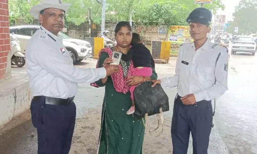 रायपुर ट्रैफिक जवानों की ईमानदारी: ऑटो से गिरे पर्स को सुरक्षित लौटाया, SSP ने की सराहना