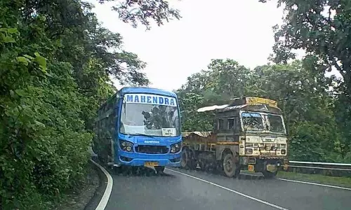 केशकाल घाटी में बड़ा हादसा टला: ओवरटेक करते बस से भिड़ते-बचते बची कार
