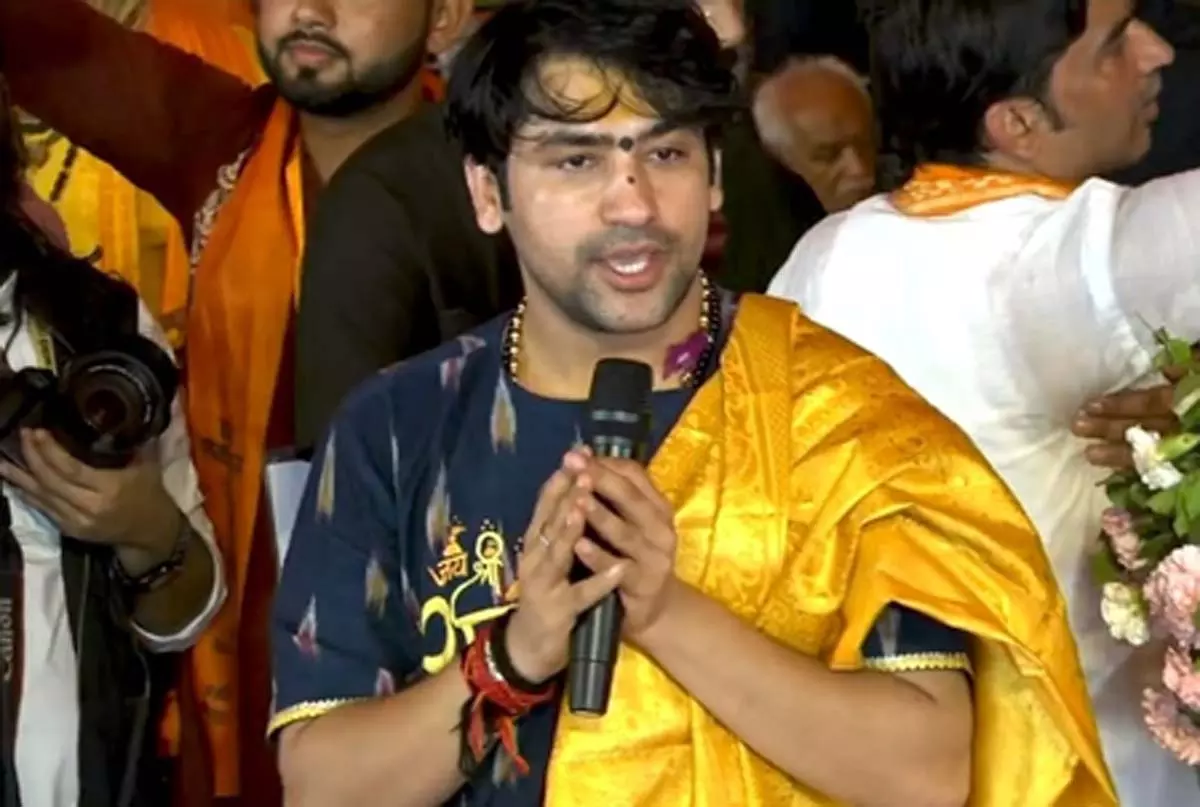 पंडित धीरेंद्र कृष्ण शास्त्री ने जारी किया वीडियो संदेश, भ्रामक जानकारी से रहें सावधान पंडित धीरेंद्र कृष्ण शास्त्री ने जारी किया वीडियो संदेश, भ्रामक जानकारी से रहें सावधान