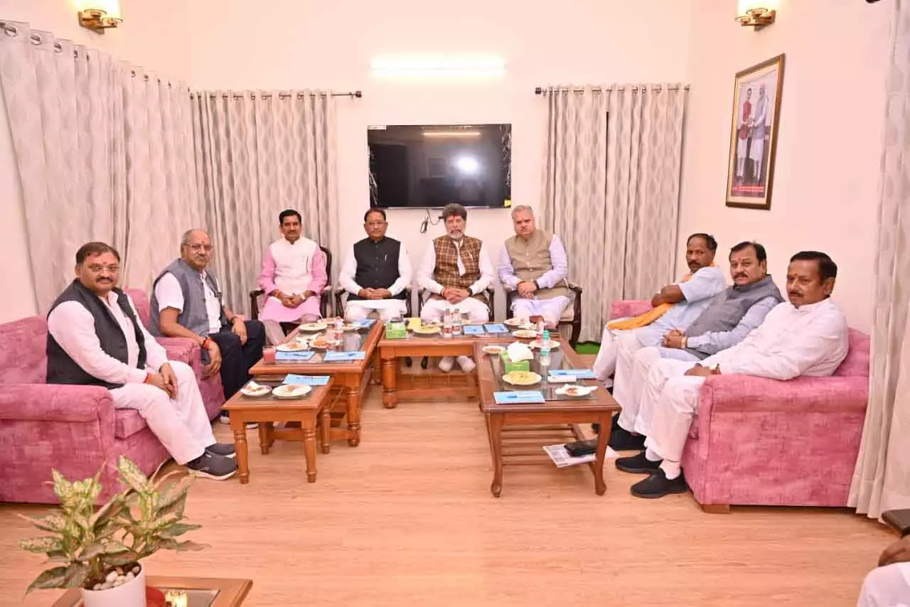 केंद्रीय राज्यमंत्री तोखन साहू के निवास में हुई बीजेपी की अहम बैठक, CM साय-बृजमोहन रहे मौजूद केंद्रीय राज्यमंत्री तोखन साहू के निवास में हुई बीजेपी की अहम बैठक, CM साय-बृजमोहन रहे मौजूद