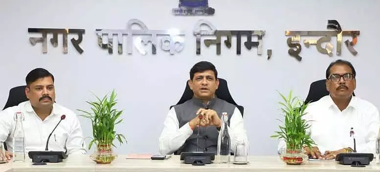 Indore : महापौर ने शहर की सभी सड़कों की मरम्मत के लिए 25 अक्टूबर की समय सीमा तय की Indore : महापौर ने शहर की सभी सड़कों की मरम्मत के लिए 25 अक्टूबर की समय सीमा तय की