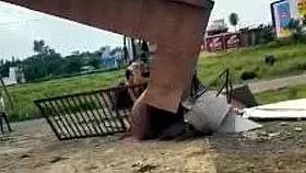 Bhopal : कोलार में अवैध कॉलोनी के निर्माण ढहाए गए Bhopal : कोलार में अवैध कॉलोनी के निर्माण ढहाए गए