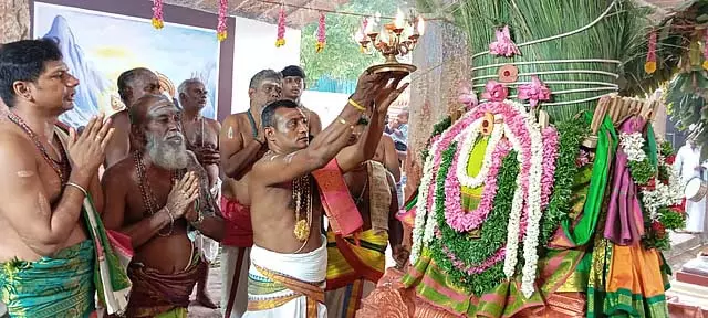 Tamil Nadu : तिरुचेंदूर के वेइलुकंथम्मन मंदिर में अवनि उत्सव का ध्वजारोहण समारोह Tamil Nadu : तिरुचेंदूर के वेइलुकंथम्मन मंदिर में अवनि उत्सव का ध्वजारोहण समारोह