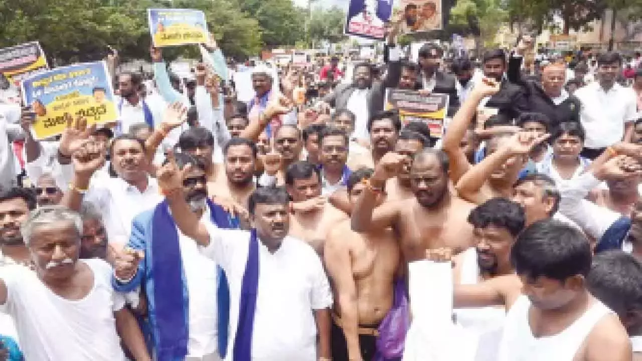 Karnataka: मडिगा समुदाय ने राज्यव्यापी अर्धनग्न विरोध प्रदर्शन किया Karnataka: मडिगा समुदाय ने राज्यव्यापी अर्धनग्न विरोध प्रदर्शन किया