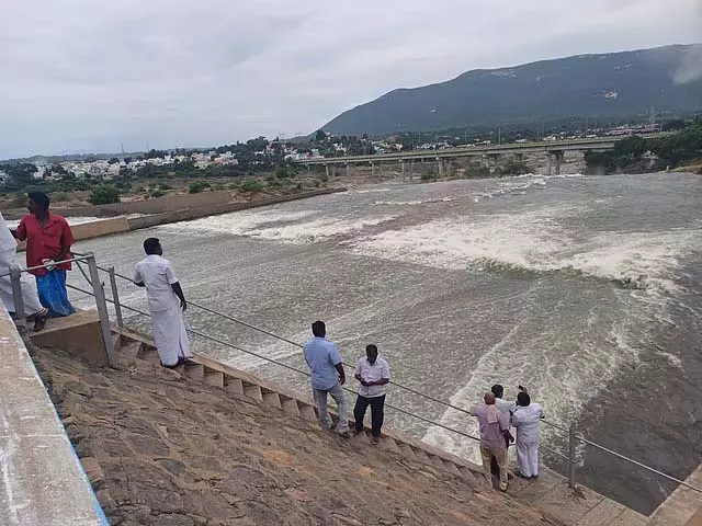 Tamil Nadu: मेट्टूर बांध से अतिरिक्त पानी छोड़ना रोका गया Tamil Nadu: मेट्टूर बांध से अतिरिक्त पानी छोड़ना रोका गया