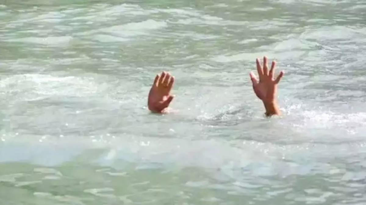 जुहू में डूबने की घटना के कुछ घंटों बाद युवक का शव बरामद; दोस्त को बचाया गया जुहू में डूबने की घटना के कुछ घंटों बाद युवक का शव बरामद; दोस्त को बचाया गया