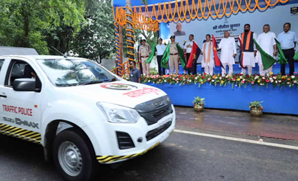 सीएम नीतीश ने 71 पुलिस वाहनों को हरी झंडी दिखाकर किया रवाना सीएम नीतीश ने 71 पुलिस वाहनों को हरी झंडी दिखाकर किया रवाना