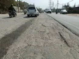 Gurugram: बसई रोड की सड़क फिर बैठी, लोगों में नाराजगी Gurugram: बसई रोड की सड़क फिर बैठी, लोगों में नाराजगी