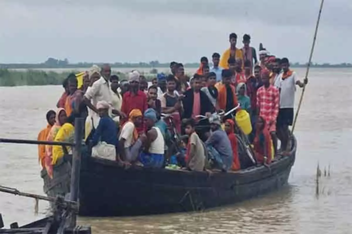 गंगा नदी में 31 लोगों से भरी नाव पलटी, एक की लाश बरामद गंगा नदी में 31 लोगों से भरी नाव पलटी, एक की लाश बरामद