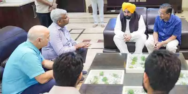CM Mann, केजरीवाल, सिसोदिया ने अबोहर में मारे गए व्यवसायी संजय के परिवार से मुलाकात की CM Mann, केजरीवाल, सिसोदिया ने अबोहर में मारे गए व्यवसायी संजय के परिवार से मुलाकात की