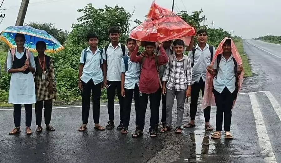 टांडा में अभी तक बस नहीं दिखी: लड़कियों को स्कूल भेजने में झिझक टांडा में अभी तक बस नहीं दिखी: लड़कियों को स्कूल भेजने में झिझक