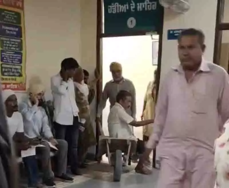 निर्माण कार्य के दौरान मरीज को गाड़ी पर लादकर Muktsar सिविल अस्पताल ले जाने से चिंता बढ़ी निर्माण कार्य के दौरान मरीज को गाड़ी पर लादकर Muktsar सिविल अस्पताल ले जाने से चिंता बढ़ी