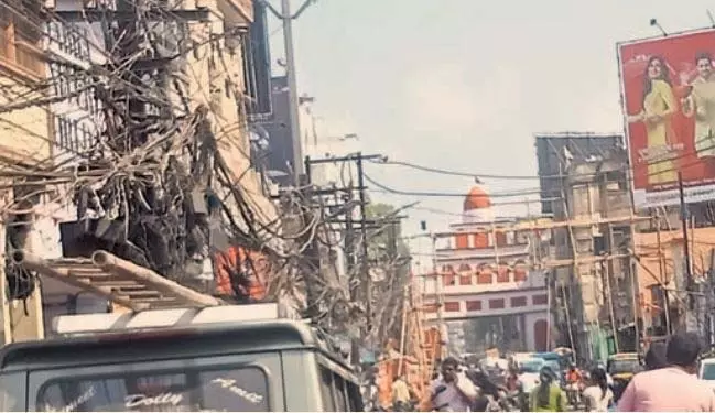 राउरकेला में लटकते तार स्मार्ट सिटी के दावों की पोल खोलते राउरकेला में लटकते तार स्मार्ट सिटी के दावों की पोल खोलते