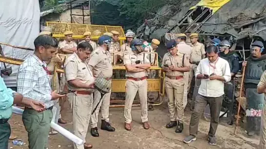 Ajmer: 250 दुकानों पर चला प्रशासन का डंडा, पुलिस मुस्तैद Ajmer: 250 दुकानों पर चला प्रशासन का डंडा, पुलिस मुस्तैद