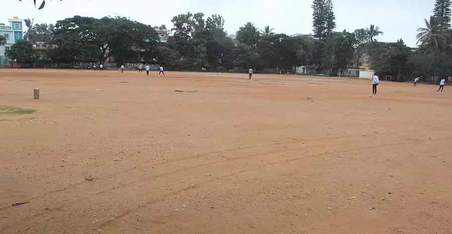 अनेकल मैदान, एक पार्किंग स्थल: रखरखाव और सफाई का अभाव अनेकल मैदान, एक पार्किंग स्थल: रखरखाव और सफाई का अभाव