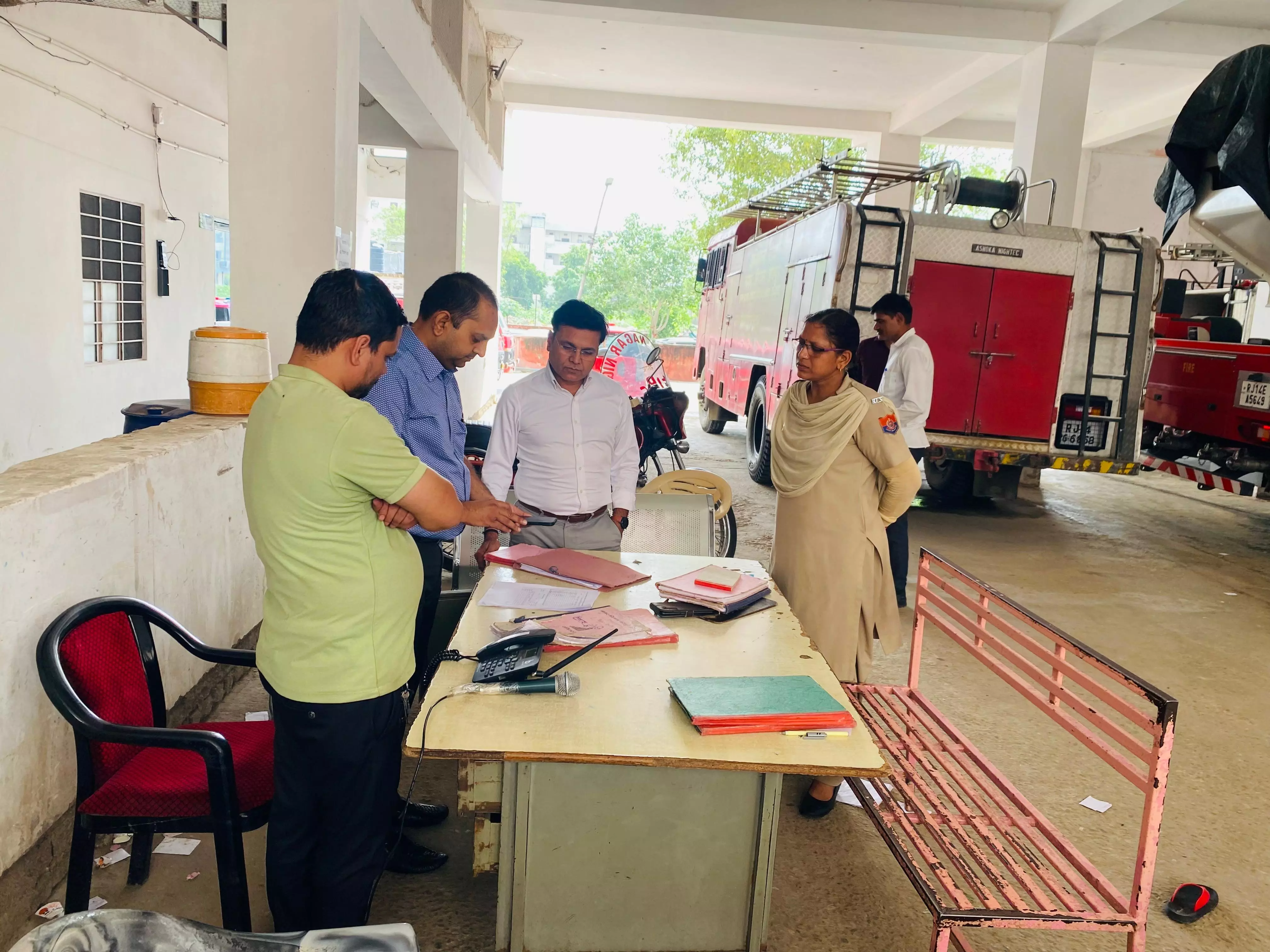 Jaipur : जर्जर भवनों, वर्षा से हुए नुकसान का लिया जायजा Jaipur : जर्जर भवनों, वर्षा से हुए नुकसान का लिया जायजा